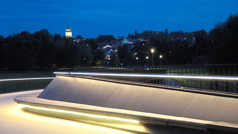 Beeindruckende Lichteffekte auf der neuen Brücke bei Nacht.