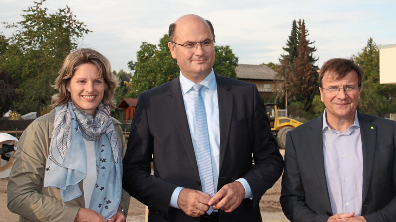 Beim Spatenstich: (von links) Astrid Freudenstein, Regensburgs Sozialbürgermeisterin, Finanzminister Albert Füracker und KJF-Direktor Michael Eibl.