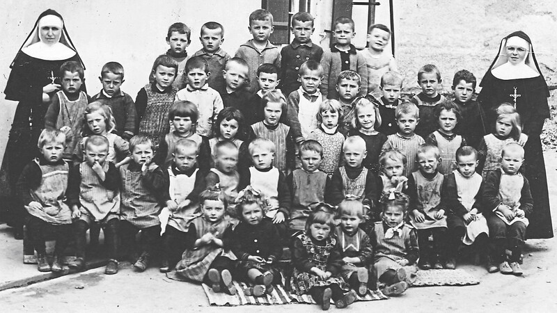 Eines der ältesten Fotos vom Kindergarten: Diese Aufnahme entstand 1927. Rechts hinten ist Schwester M. Austreberta zu sehen.