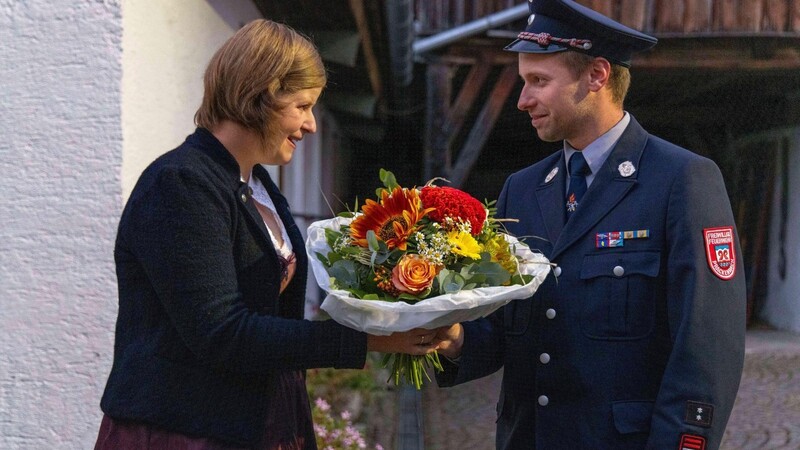 Vorsitzender Martin Heiland überreichte einen Blumenstrauß an Karin Fraundorfner-Laumer, als sie die Zusage machte, das Amt der Festmutter zu übernehmen.