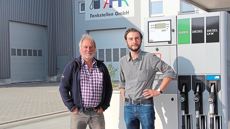 Rainer (l.) und Roland Hüttl sind die Geschäftsführer der AHR Tankstellen GmbH. Am zukünftigen Firmensitz im Fichtheimer Feld kann an drei Zapfsäulen getankt werden, außerdem wird es ein Waschangebot geben.