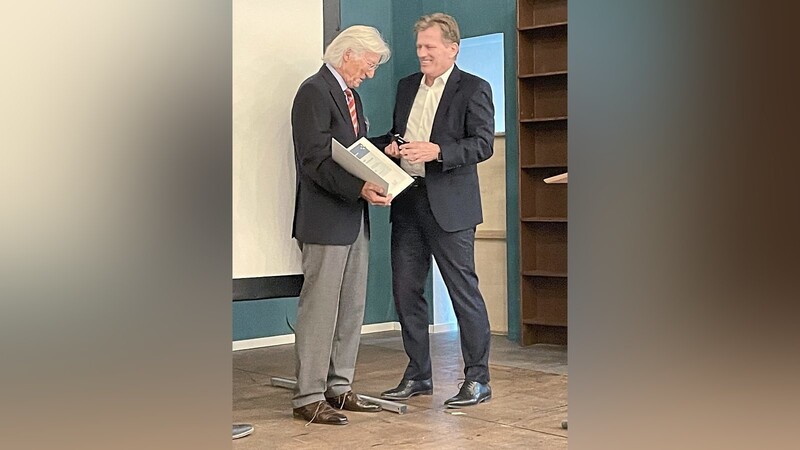 Vorstandsmitglied Klaus Pohl wurde vom VdW-Verbandsdirektor Hans Maier ausgezeichnet.