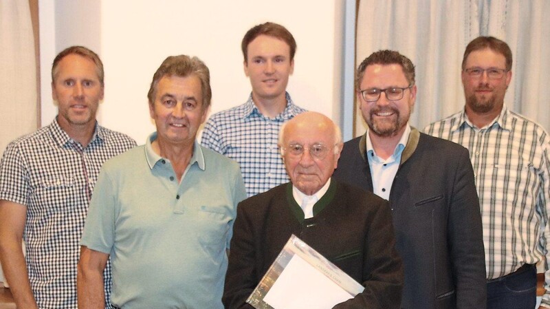 Für 65 Jahre Mitgliedschaft in der CSU erhielt Ruhestandsgeistlicher Raimund Arnold aus den Händen von MdL Gerhard Hopp Urkunde, Anstecknadel und Präsent.