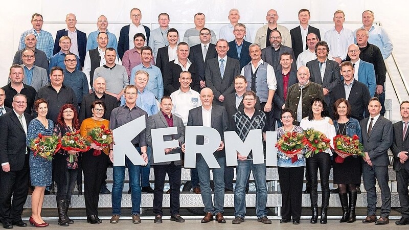 Für 25 Jahre Kermi wurden diese Jubilare geehrt, u. a. (v. l.) der Vorsitzende der Geschäftsführung Knut Bartsch, Betriebsratsvorsitzender Rudolf Kerschl und Geschäftsführer Dr. Klaus-Dieter Gloe.