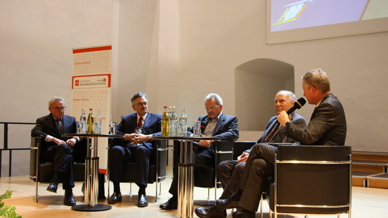 Diskutierten über die Errungenschaften der Offensive Zukunft Bayern (v.l.): Dr. Rudolf Hanisch, Prof. Dr. Wolfgang A. Herrmann, Bernhard Stuhlfelner, Verleger Dr. Hermann Balle und Oberbürgermeister Markus Pannermayr.