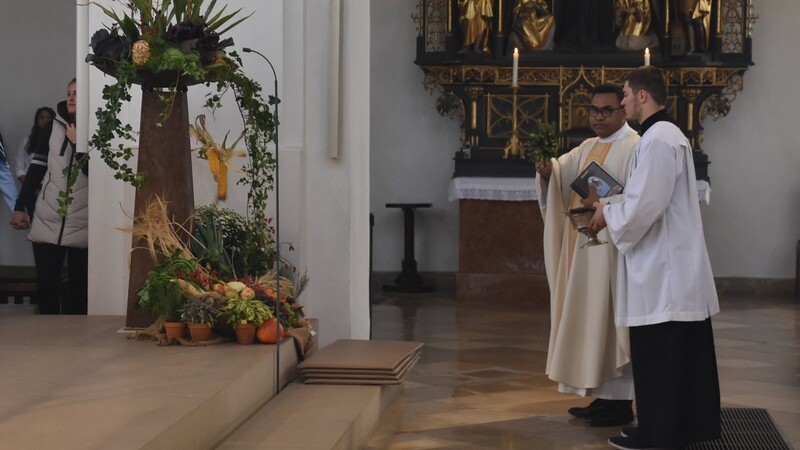 Pater Gabriel Adur segnete die Erntegaben.