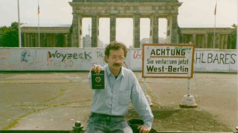 Jörg Gemkow auf Westberliner Seite mit seinem Reisepass 1987. "Die Bedeutung dieses Bildes kann keiner nachvollziehen", sagt er.