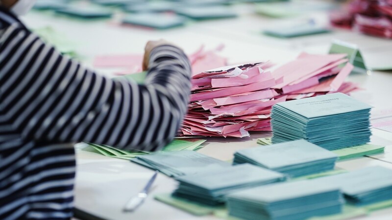 Die Kuverts für die Briefwahl: Rosa für die Landtagswahl und blau für die Bezirkswahl - am Sonntag werden die Stimmen ausgezählt.