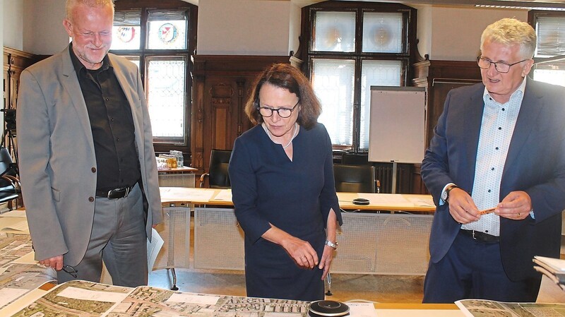 Blick auf die möglichen Trassen: Frank Steinwede (links), OB Gertrud Maltz-Schwarzfischer und Thomas Feig.
