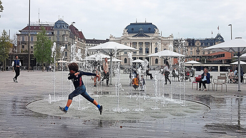 Das Wasserspiel vor der Oper in Zürich ist ein Anziehungspunkt für Touristen, aber auch ein beliebter Treffpunkt der Zürcher.