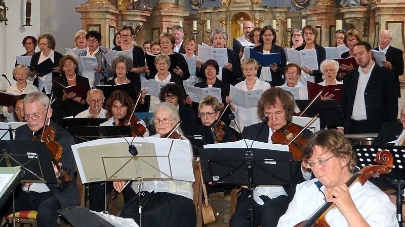 Der Chor, bestehend aus Mitgliedern des Gesangvereins Roding und der Kirchenchöre Furth im Wald, Stamsried und Waldmünchen.