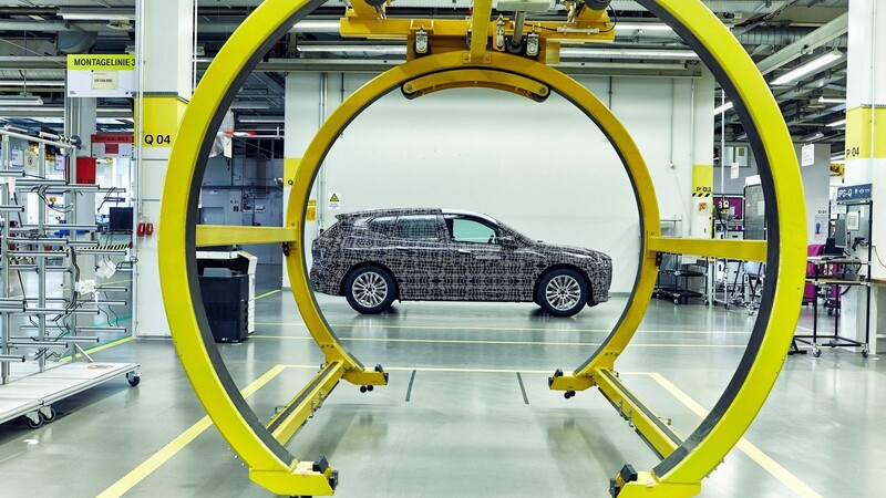 Trotz der Folienbeklebung lassen sich die Proportionen des bisher nur als Showcar gezeigten BMW iNext auf den von BMW veröffentlichten Fotos aus der Prototypenproduktion bereits erahnen.