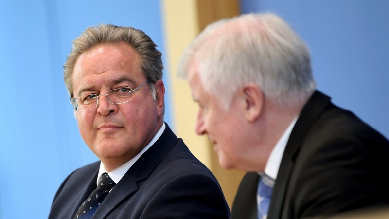 Dieter Romann (l.) und Horst Seehofer stellen die Bilanz der Bundespolizei vor.