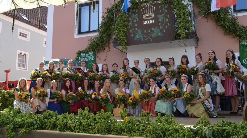 Zur Deutschen Meisterschaft im Hopfenzupfen geben sich alljährlich eine Vielzahl von Produkt- und Festköniginnen ein Stelldichein. Heuer waren es 30 "Majestäten", die sich gemeinsam ablichten ließen.