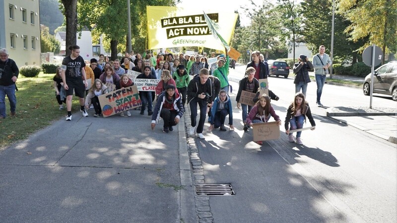 Erst waren es 60, dann weit über 200 Teilnehmer: Zum Klimastreik zogen gestern Schüler, Eltern und lokale Gruppierungen durch die Innenstadt.