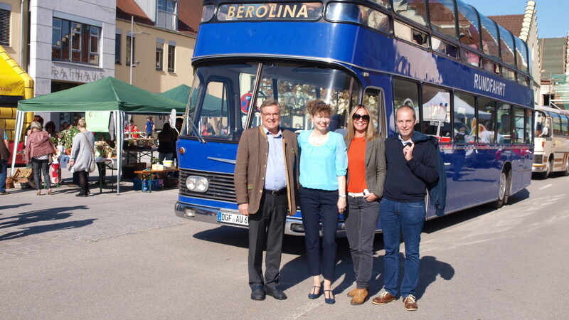 Start der Busrundtour durch die Gemeinde mit Bürgermeister Josef Hopfensperger und 2. Bürgermeister Martin Hiergeist.