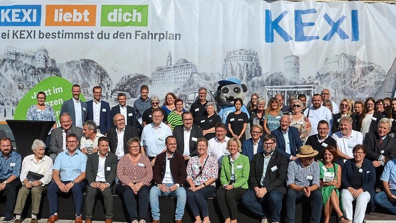 Alle Beteiligten am "Projekt KEXI", darunter die Fahrerinnen und Fahrer der Rufbusse, die Mitglieder im Mobilitätsausschuss des Kelheimer Kreistags sowie die Bürgermeister, beim Startschuss des On-Demand-Verkehrs im gesamten Landkreis Kelheim.
