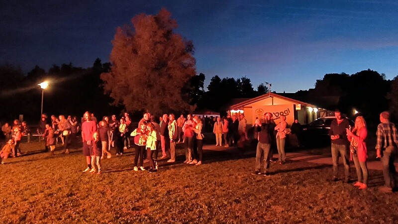 Gut 300 Besucher kamen zum ersten Grafenwiesener Oktoberfeuer, einem Fest als öffentliches Dankeschön an die ehrenamtlichen Kurparkhelfer.