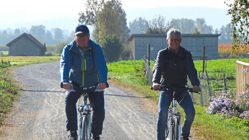 Die beiden Bürgermeister Josef Klaus (l.) und Johann Angstl (r.) eröffneten den neuen Radweg zwischen Niederaichbach und Grießenbach.