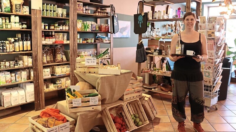 Im "Café Emmer Regional" bietet Regina Klante nicht nur Kaffee und Getränke, sondern auch Kunsthandwerk und Lebensmittel aus der Region an.
