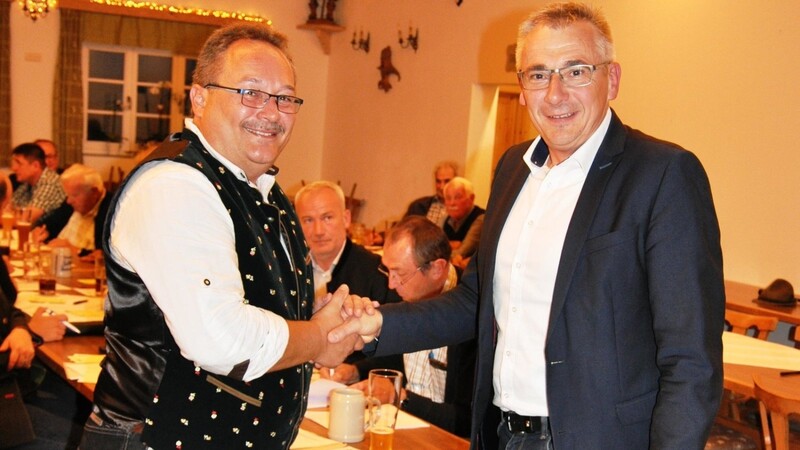 Stellvertretender CSU-Kreisvorsitzender Werner Bumeder gratulierte Markus Baierl.