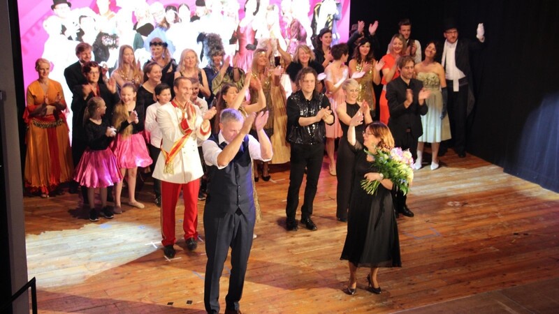 Am Schluss applaudierten die Spieler für ihre Musikerkollegen. In der Mitte, mit Blumenstrauß, Regisseurin Brigitta Kerscher-Pscheidt.