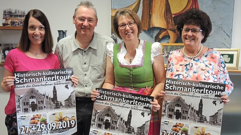 Freuen sich, eine ganz besondere Stadtführung anbieten zu können: OHO-Geschäftsführerin Doris Dick, Siegfried Liebl, Stadtführerin Manuela Breinbauer und Bürgermeisterin Liane Sedlmeier.