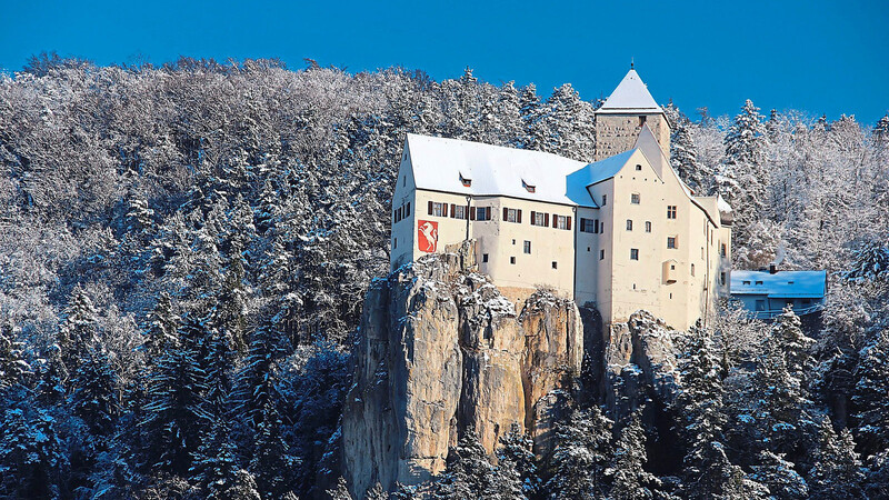 Majestätisch auf einem Felsen hoch über dem Altmühltal thront Schloss Prunn bei Riedenburg. Reinhold Lang bezeichnet den Bau in seinem Buch als "ideale Ritterburg".