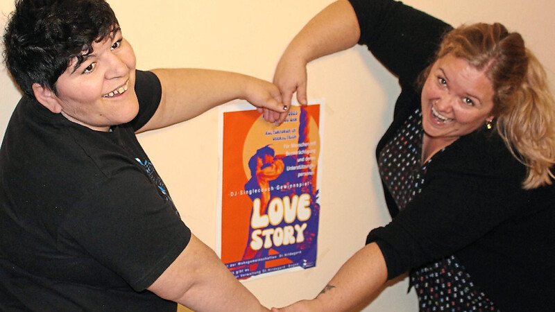 Mercan Kazcücü (li.) und Cosima Mildenberger freuen sich sichtlich auf die erste "Lovestory" am heutigen Abend im Kulturforum.