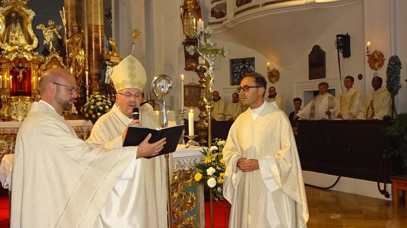 Amtseinführung von Pfarrer Augustinus Kozdra durch Bischof Rudolf in der Wallfahrtskirche Mariä Geburt. Links Prodekan Thomas Winderl.