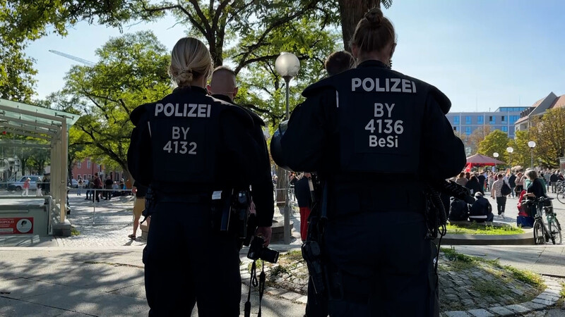Die Polizei sichert die Wahlkampfkundgebung der AfD in Ingolstadt, nach der AfD-Chef Tino Chrupalla ins Krankenhaus eingeliefert wurde.