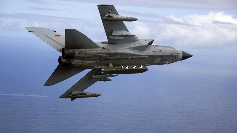 Die von der Bundeswehr herausgegebene Aufnahme zeigt einen Kampfjet Tornado IDS ASSTA 3.0, bestückt mit dem Lenkflugkörper Taurus, der im Rahmen der Übung "Two Oceans" über See fliegt.