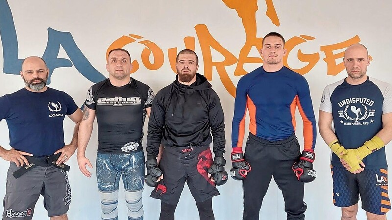 Stehen bereit für den MMA-Kampf im kroatischen Medulin: Ibraim Mandev (Mitte) und Tauras Kuskys (2.v.re.) mit ihren Trainern (v.l.) Andy Bischler, Mateusz Tomasiuk und Daniel Drenovac.