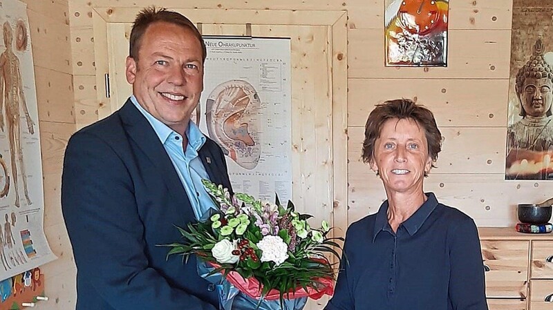 Bürgermeister Siegfried Lobmeier freut sich, dass Dr. med. Margot Plenk-Piecha ihre Privatpraxis in Forsthart eröffnet hat.