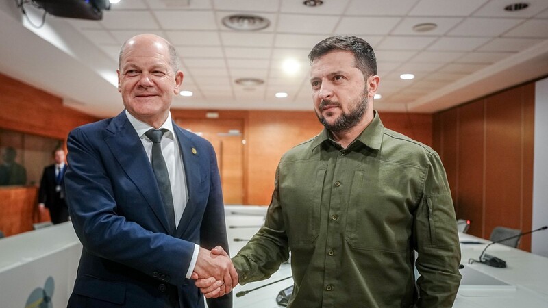Bundeskanzler Olaf Scholz und der ukrainische Präsident Wolodymyr Selenskyj kommen am Rande des Gipfeltreffens der Europäischen Politischen Gemeinschaft (EPG) im spanischen Granada für ein Gespräch zusammen.