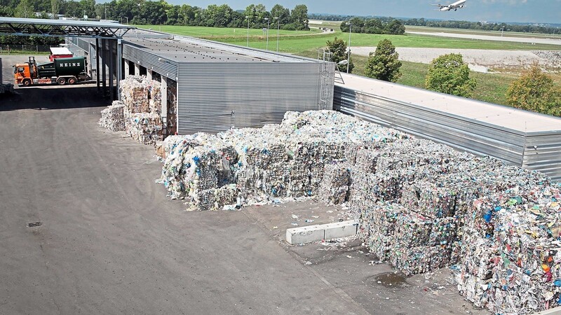 Die Leichtverpackungs-Sortieranlage GEO am Münchner Flughafen setzt deutschlandweit Standards und sorgt dafür, dass fünf verschiedene Arten von Plastik getrennt werden und zu sortenreinen Ballen werden.