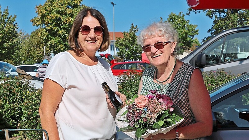 Die Zweite Bürgermeisterin Maria Scharlach dankte Hildegard Stolle für 13 Jahre Organisation des Flohmarkts.