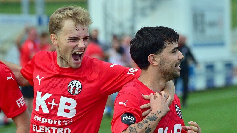 Felix Voigt (li.) und Torschütze Cihangir Özlokman bejubeln den Treffer zum Chamer 1:0.