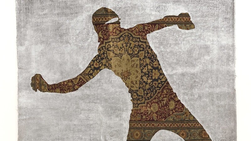 Ein Exemplar aus der Serie "War Carpets" von Rose Stach: ein Steinewerfe mit der filigranen Musterung eines Orient-Teppichs
