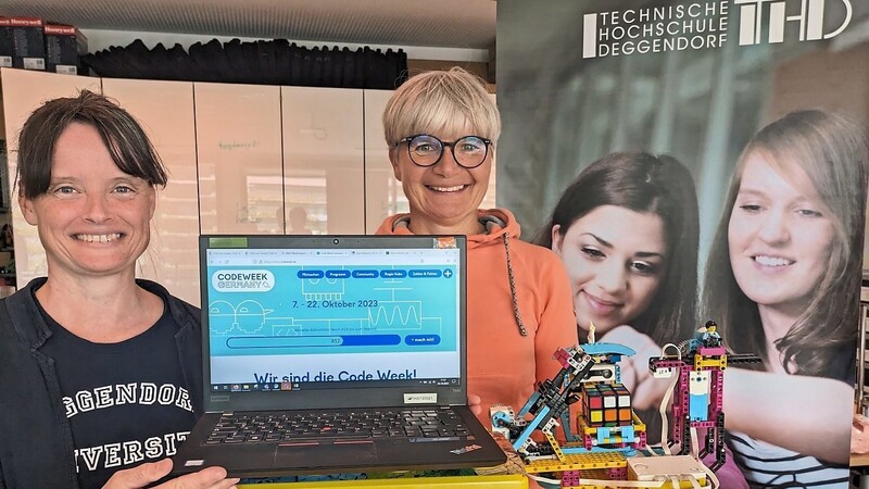 Mit Lego und Laptop: Die THD-Mitarbeiterinnen Angelika Hable und Tanja Zellner leiten in Deggendorf die zweite "Code Week" .