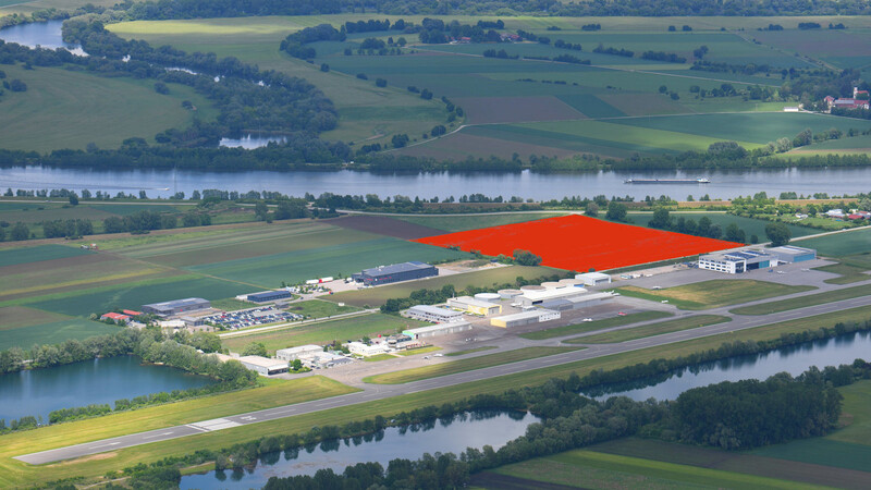 Das Luftbild zeigt in Rot die angedachte Fläche für die Produktionsstätte nah an der Donau, da Teile per Schiff transportiert werden sollen.