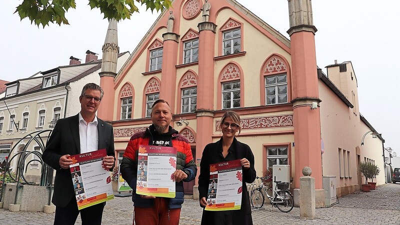 Bürgermeister Hans Schmalhofer, Veranstalter Roman Hofbauer und Kulturamtsleiterin Kathrin Tost vor dem Bürgerspital.