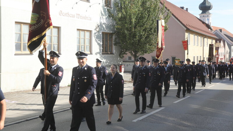 In geschlossener Formation ging es am Jubeltag für die Feuerwehrler aus Taufkirchen zum Gottesdienst und dem anschließenden Festzug.