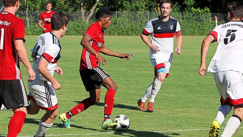 Kaum aufzuhalten war der 21-jährige Alimany Morlay-Conteh (am Ball) für den TSV Baierbach. Zwei Tore steuerte der Flügelspieler für Wallersdorf bei.