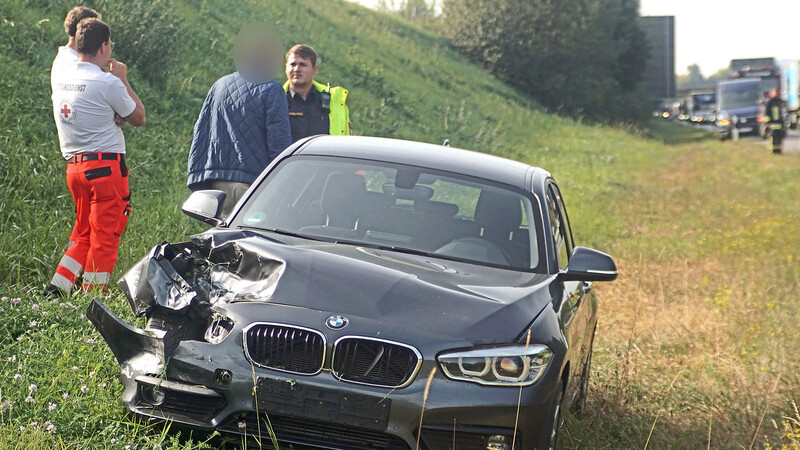 Dieser BMW kam nach dem Zusammenstoß von der Autobahn ab. Der Fahrer blieb augenscheinlich unverletzt.