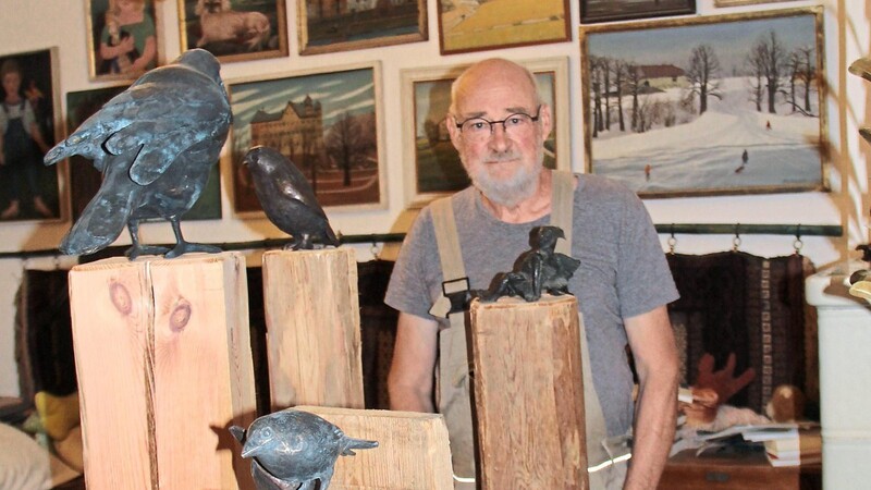 Sebastian Roser hat die Stelen für seine Objekte aus dem Holz einer abgebrochenen Scheune eigenhändig hergestellt. Nachhaltigkeit und Wiederverwertung sind ihm sehr wichtig.