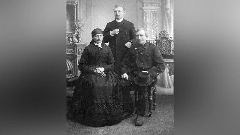 Bartholomäus Spirkner mit seinen Eltern Franziska und Bartholomäus Spirkner senior am Primiztag 1894.