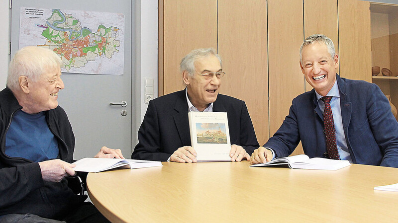 Sehr humorvoll präsentierten die beiden Herausgeber, Dr. Johannes Prammer (links) und Alfons Huber (Mitte), Oberbürgermeister Markus Pannermayr den neuen Jahresbericht.