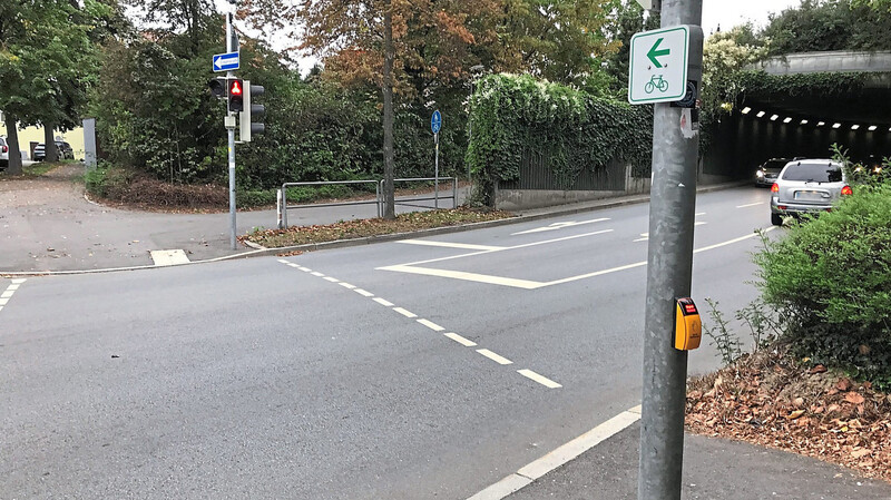 Diese Drücker-Ampel an der Gabelsbergerstraße beim Gerhaher-Tunnel braucht manchmal sehr lange, bis sie Fußgängern und Radfahrern Grün zeigt. Das soll nun überprüft werden.