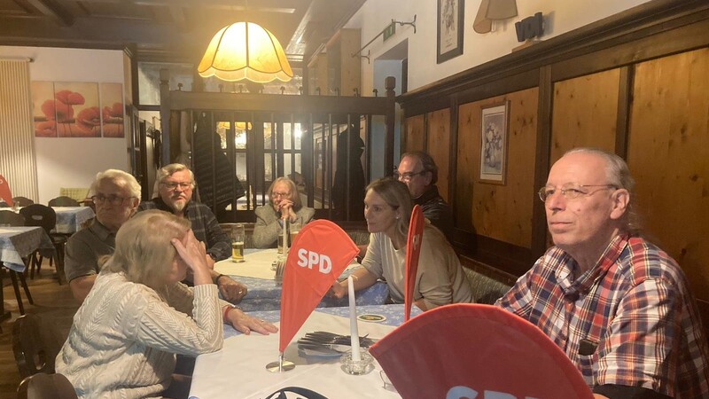 Die Wahlparty der SPD kommt bisher nicht in Schwung.